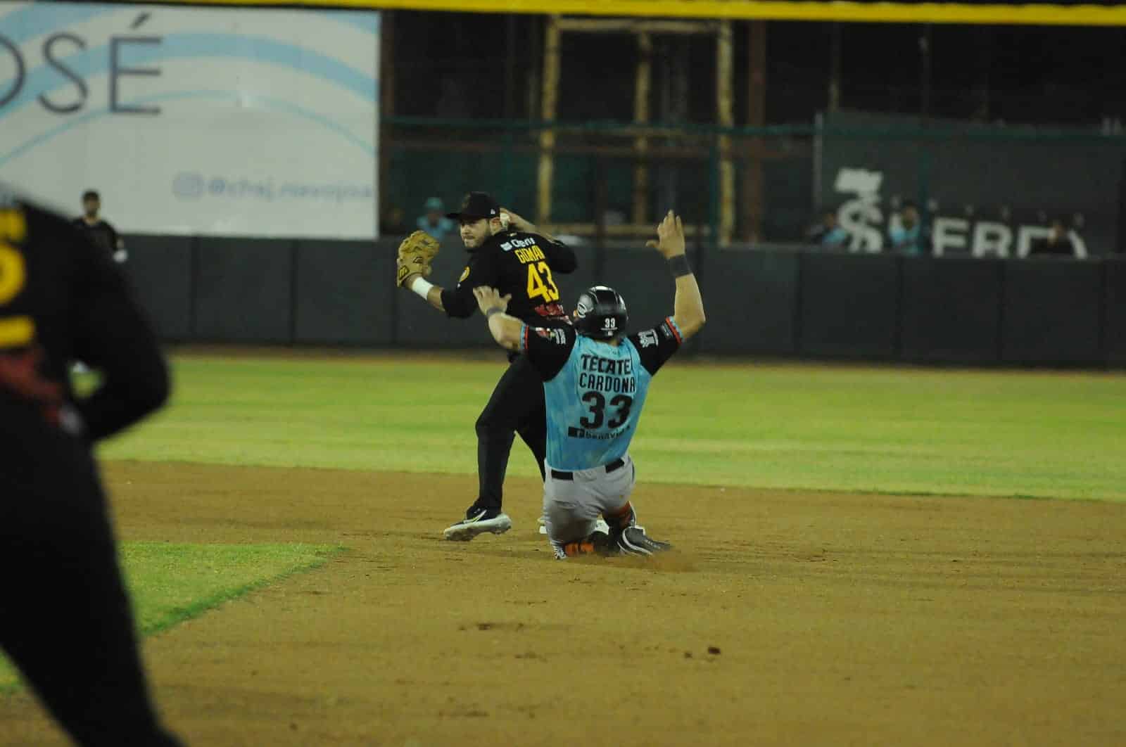 La defensiva de los Mayos ejecutando una doble matanza en el estadio Manuel "Ciclón" Echeverría