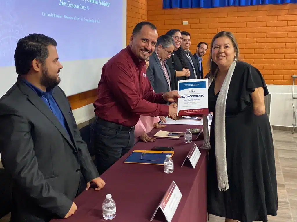 Entrega de reconocimientos en la Unipol