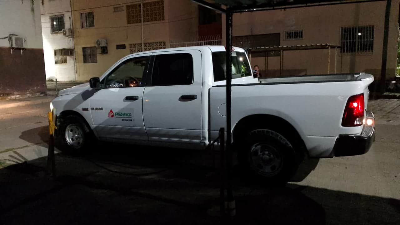 Camioneta de Pemex abandonada tras un presunto levantón
