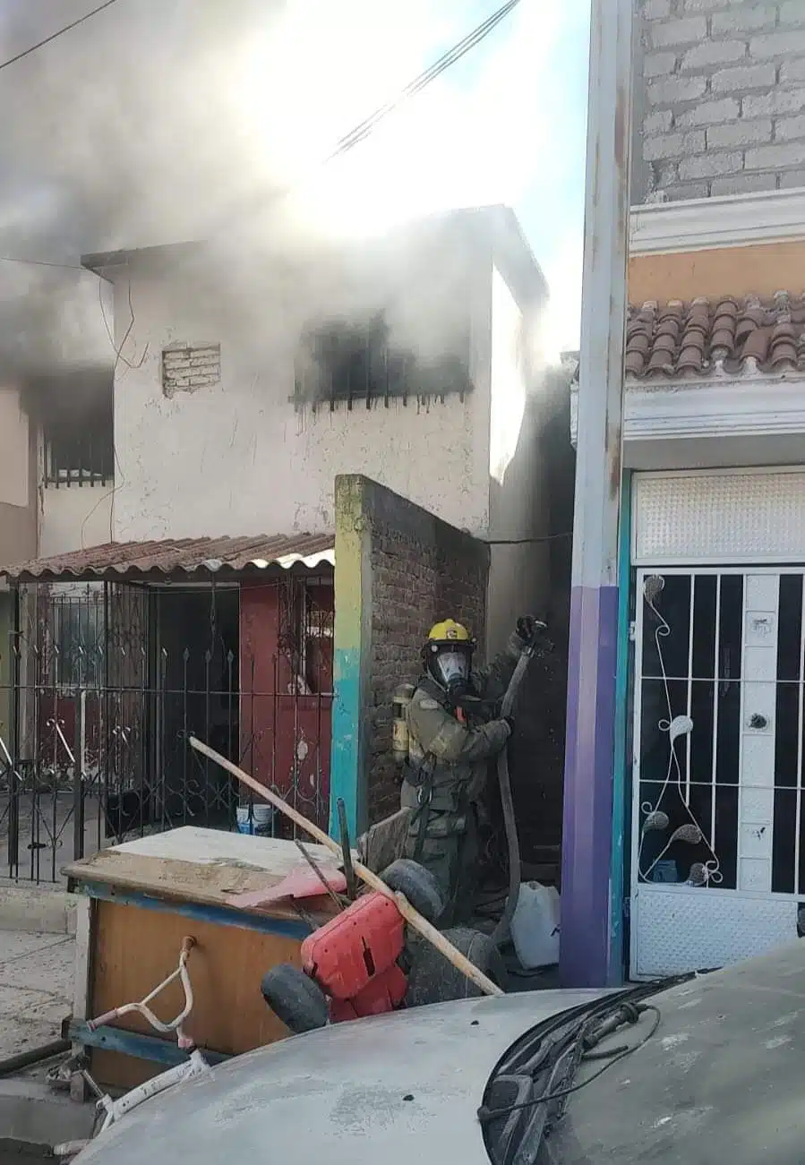 Hombre incendia su casa en Los Mochis