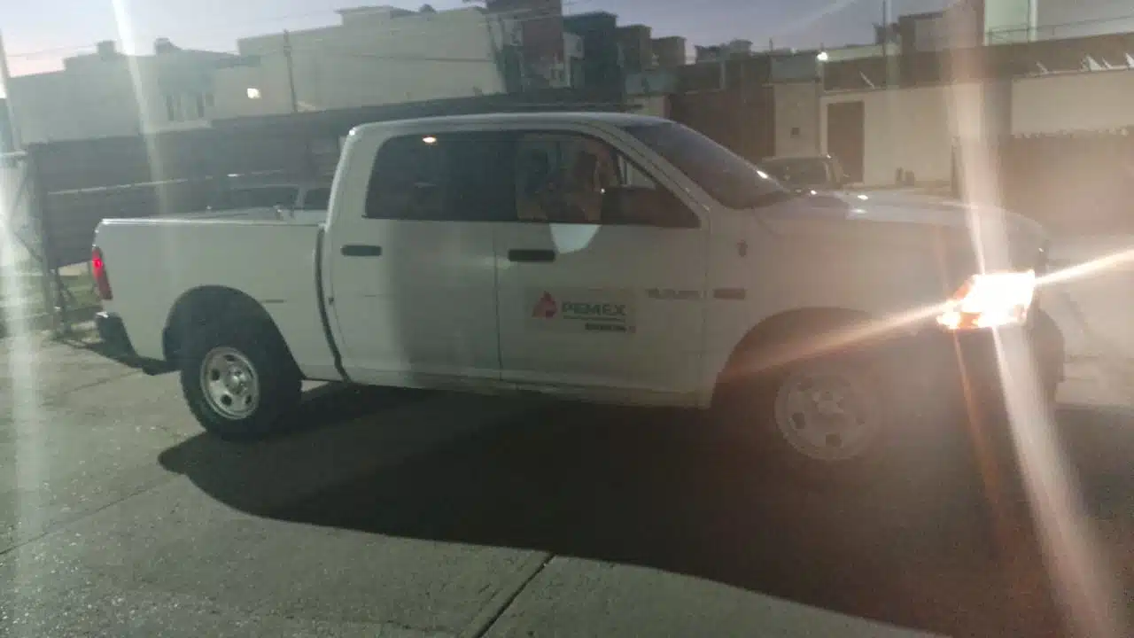 Camioneta de Pemex en la que circulaba ingeniero secuestrado en Mazatlán
