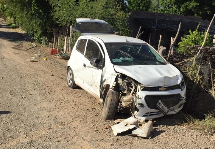 Conductor de automóvil invade carril y se estrella contra una góndola en Guasave