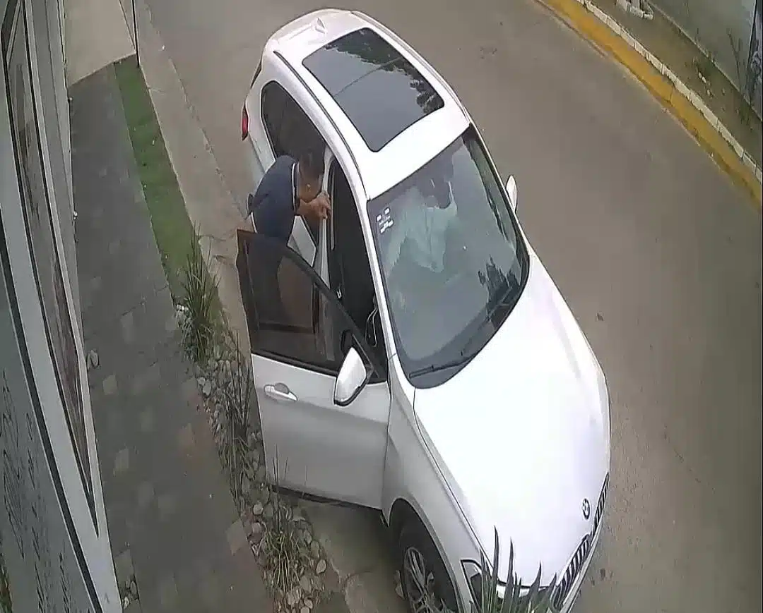 Captura de video del despojo de una camioneta en Culiacán