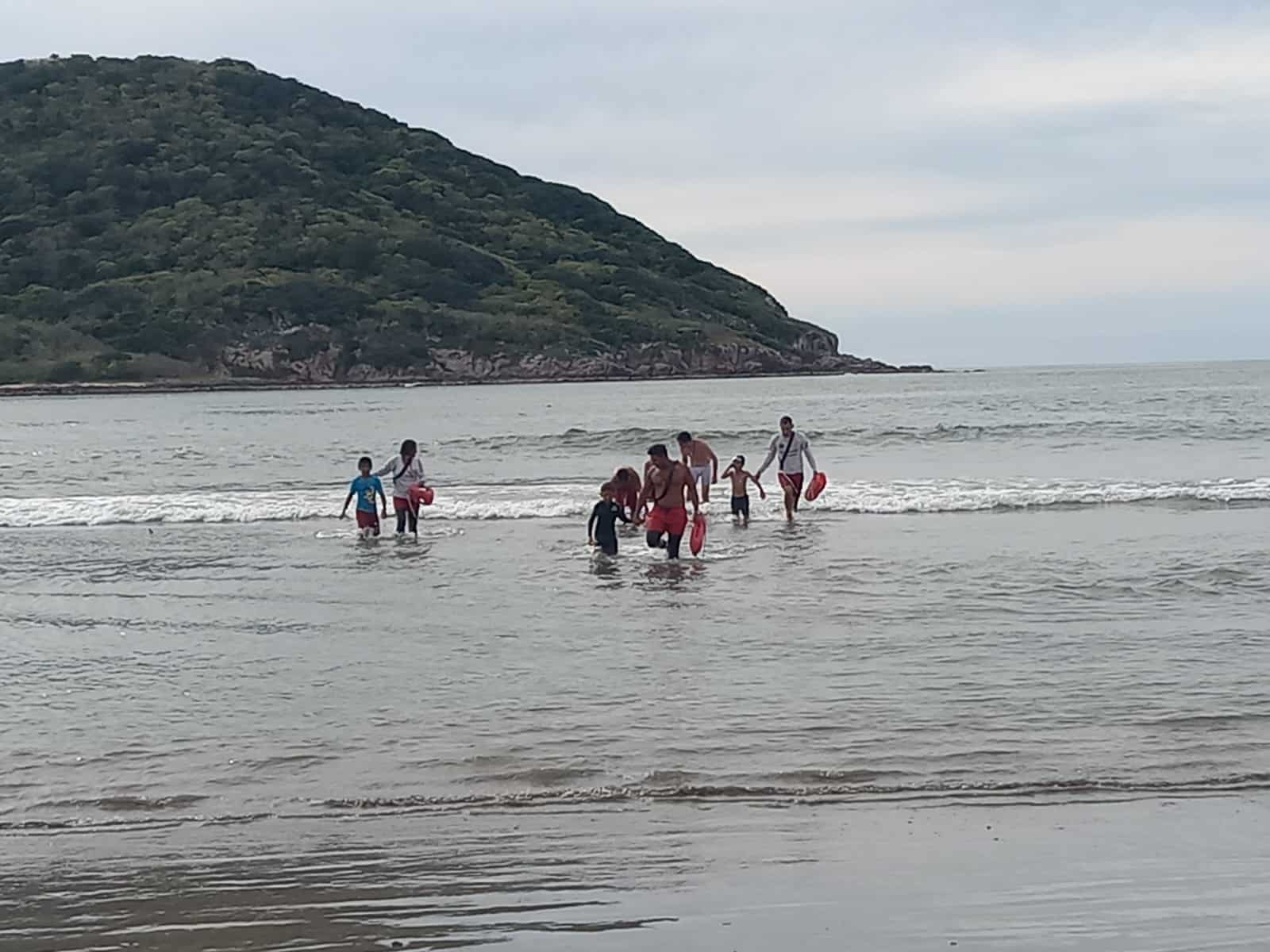 Rescate de niños por la policía acuática de Mazatlán