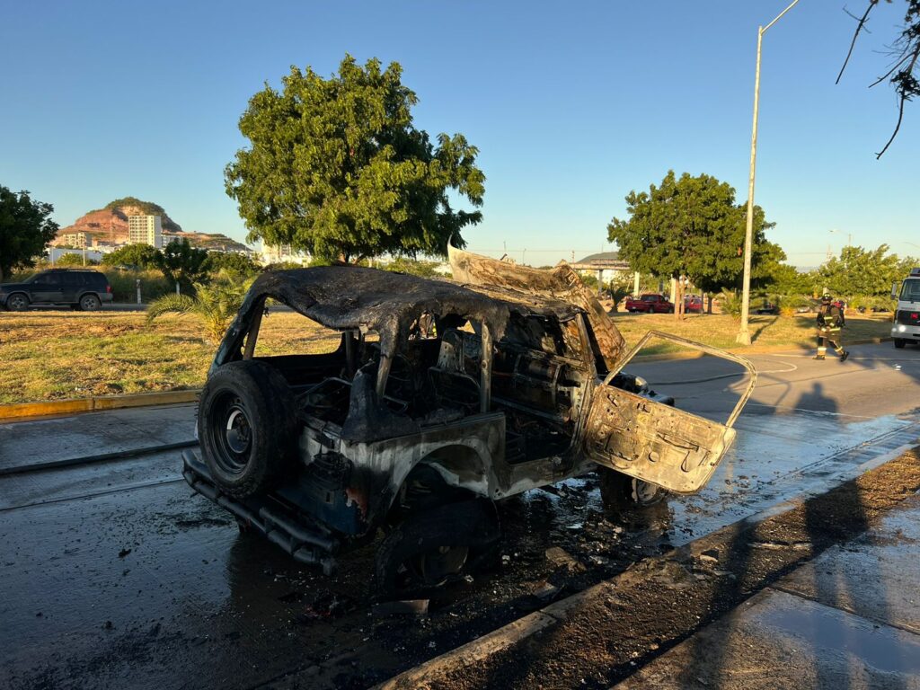 Fuego convierte a chatarra un Jeep