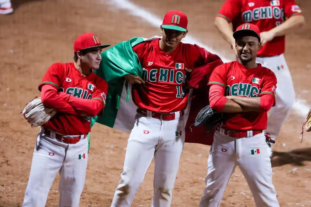 3 jugadores de la Selección de Softbol de México celebrando un triunfo en Sonora