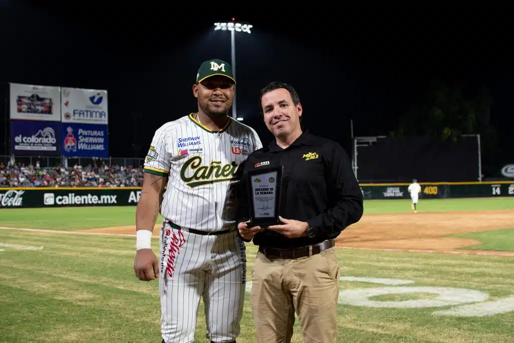 Yasmany Tomás recibe de Armando Baldenebro el reconocimiento a Jugador de la Semana de La Mejor de RSN