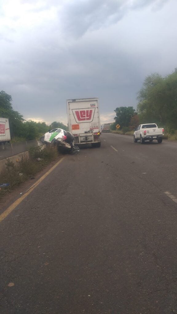 Coletazo de tráiler a taxi