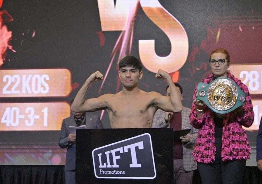Carlos “Príncipe” Cuadras y Pedro Guevara en la ceremonia de pesaje por el título interino Supermosca del Consejo Mundial de Boxeo