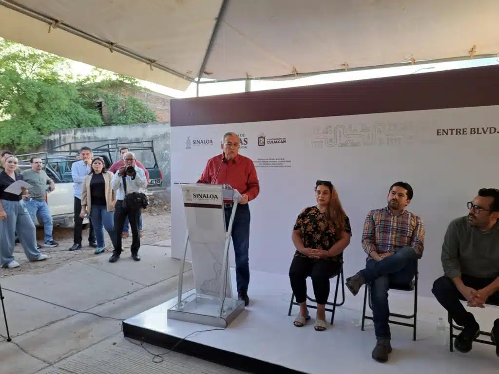 Gobernador Rubén Rocha Moya dedicando unas palabras durante la inauguración de la obra