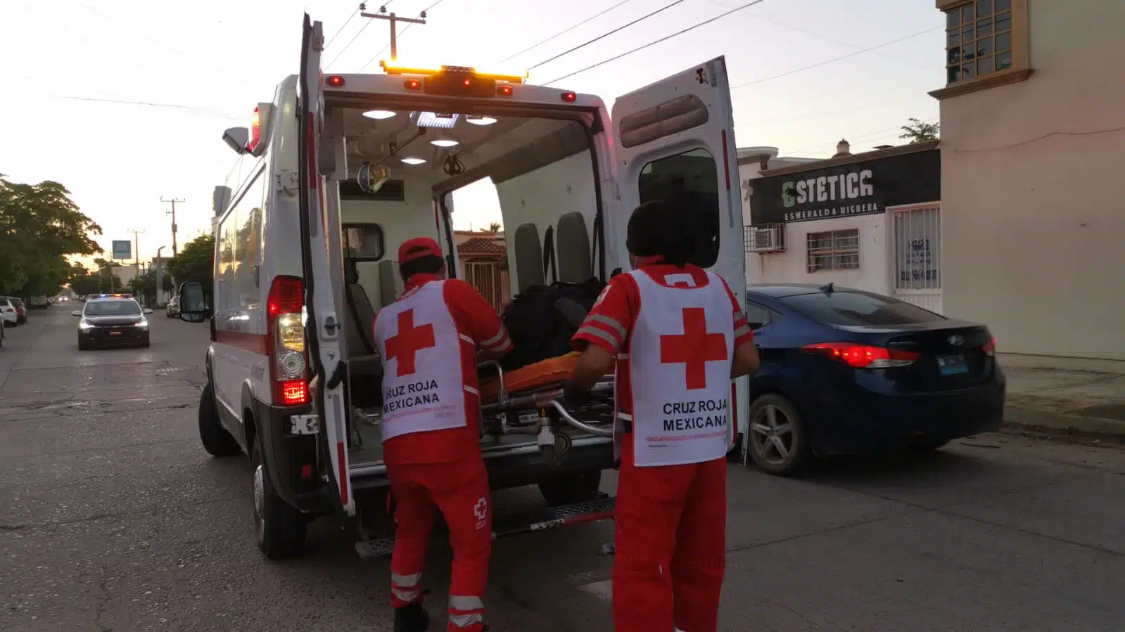 Paramédicos de Cruz Roja subiendo a lesionado en ambulancia