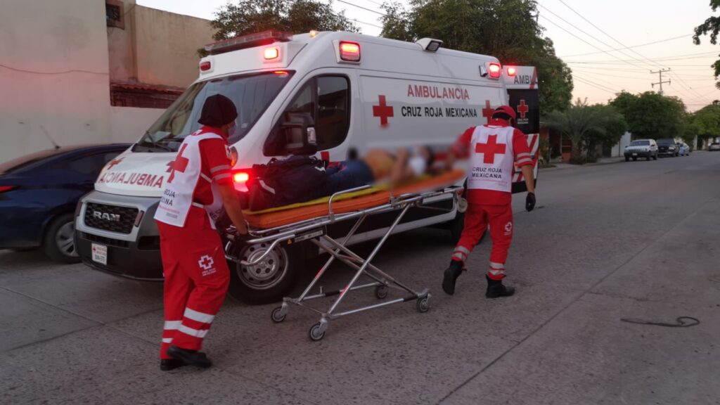 Paramédicos de Cruz Roja con hombre en camilla
