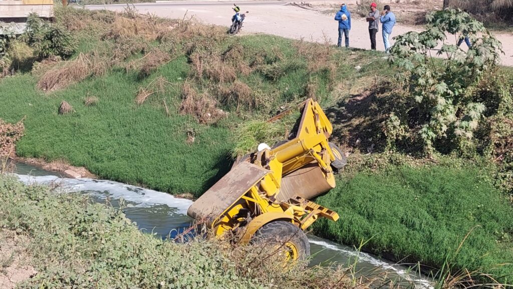 Máquina aplanadora cae a dren Juárez en Los Mochis.