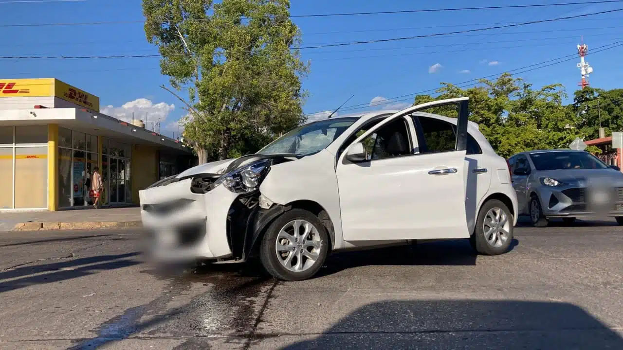 Automóvil Nissan March color blanco accidentado.