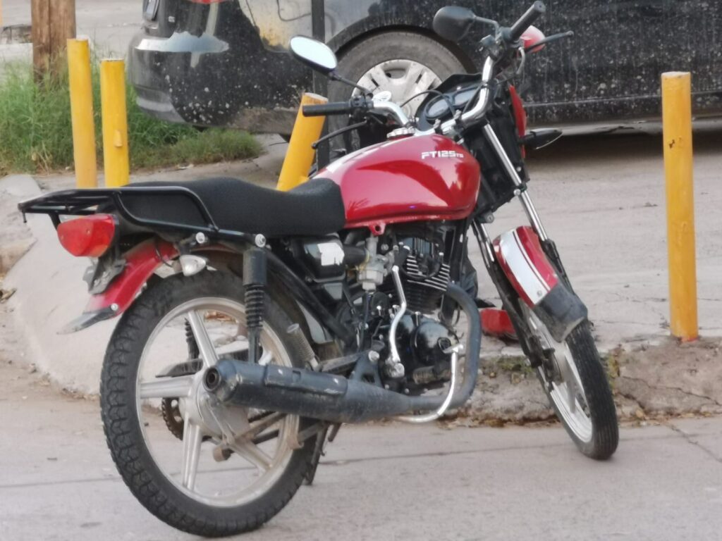 Motocicleta color rojo con negro