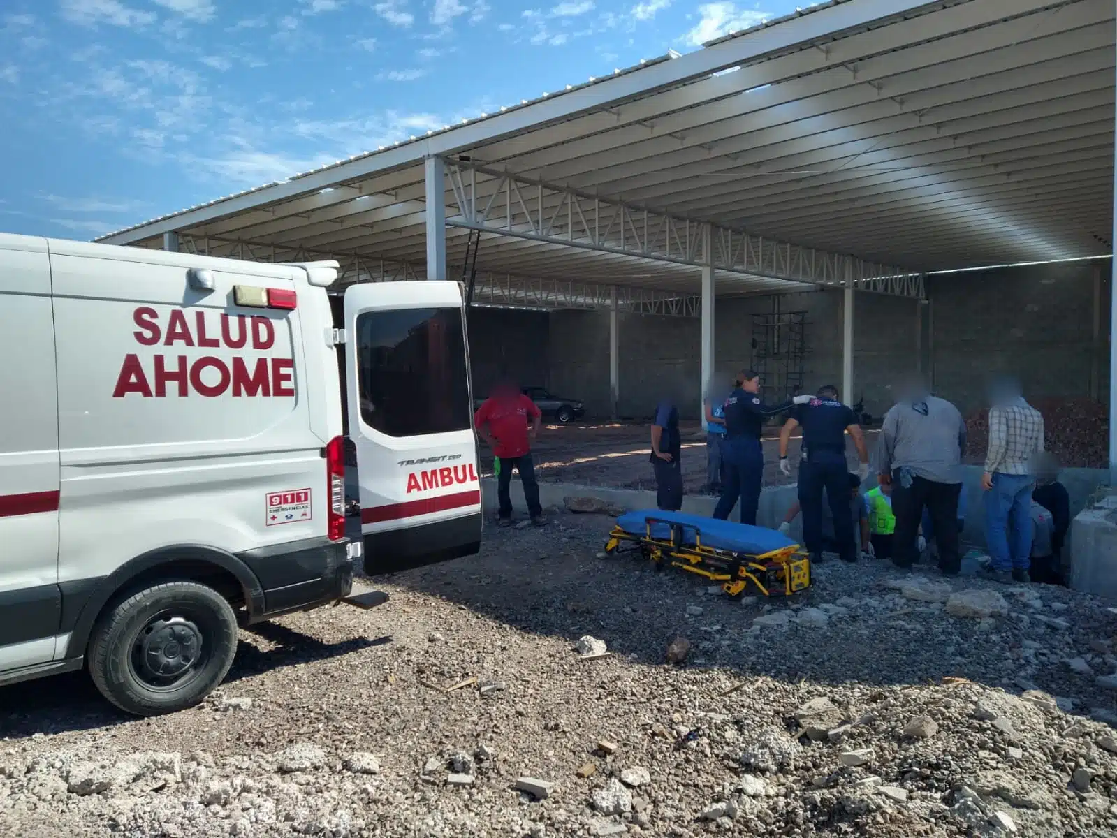 Ambulancia en obra de construcción