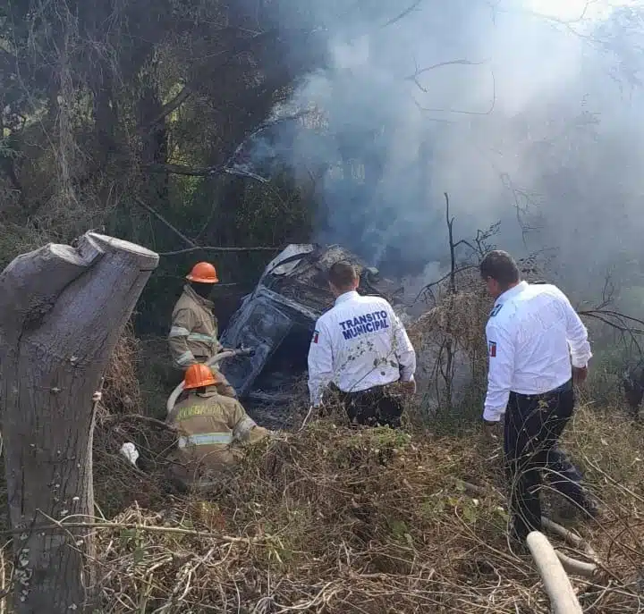 Tránsito Municipal y bomberos en zona de accidente