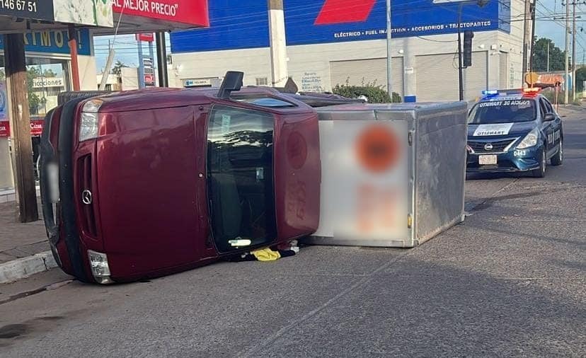 Camioneta volcada