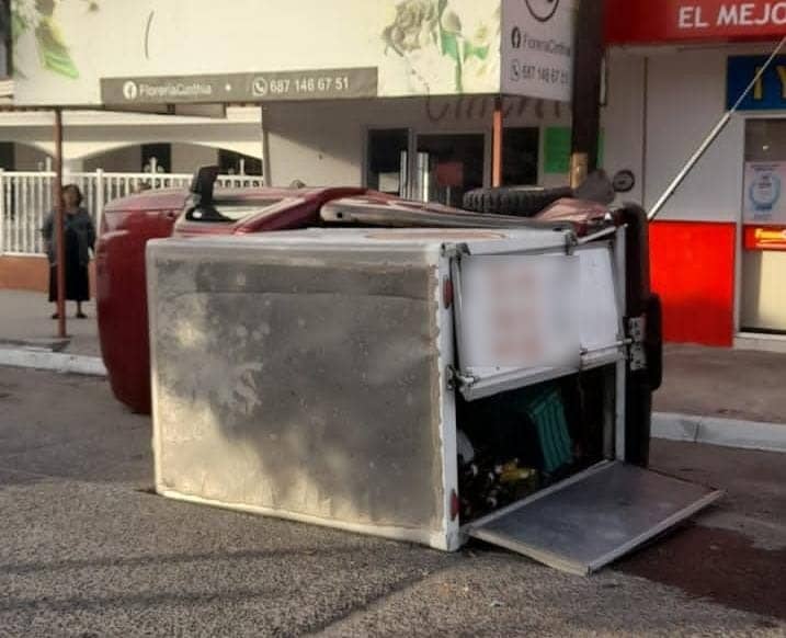 Camioneta volcada