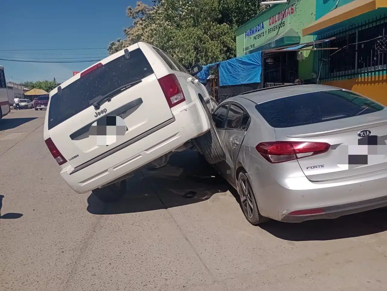 camioneta Jeep Cherokee blanca y vehículo Kia Forte gris, accidentados en el centro de la ciudad de Rosario.