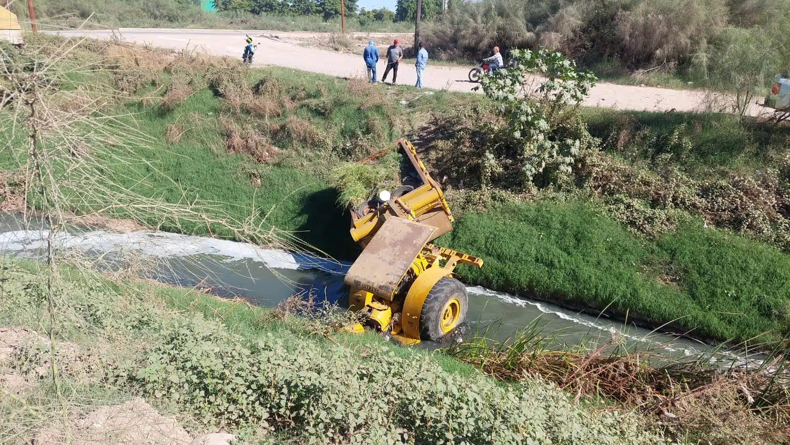 Máquina aplanadora cae a dren Juárez en Los Mochis.