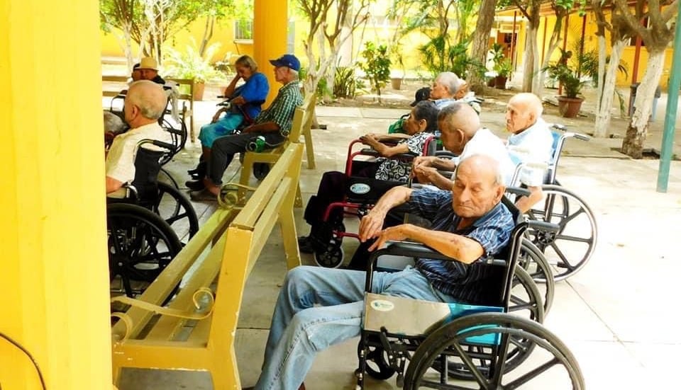 Adultos mayores en albergue