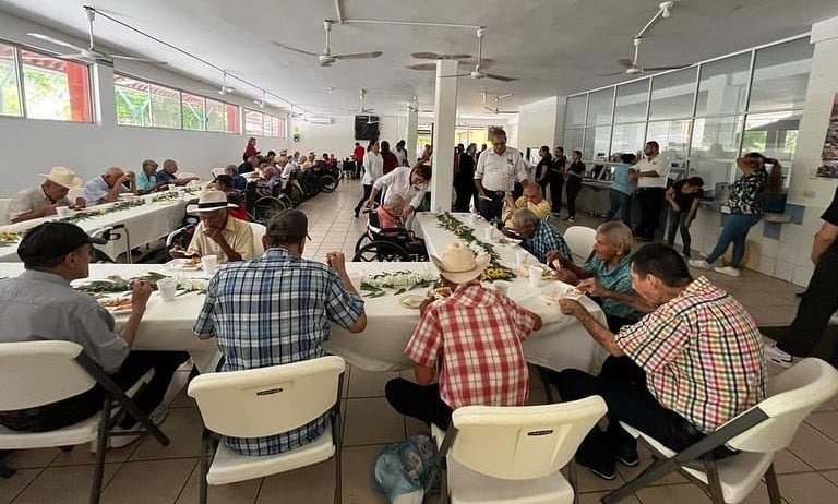 Adultos mayores en albergue