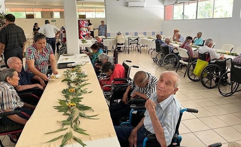 Adultos mayores en albergue