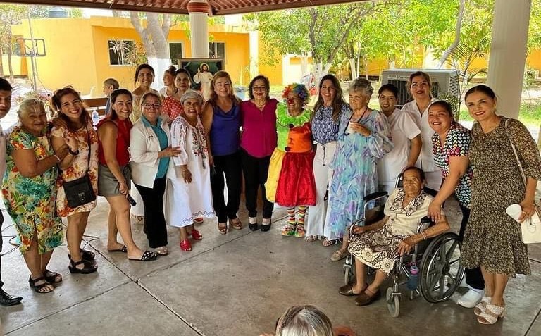 Adultos mayores en albergue