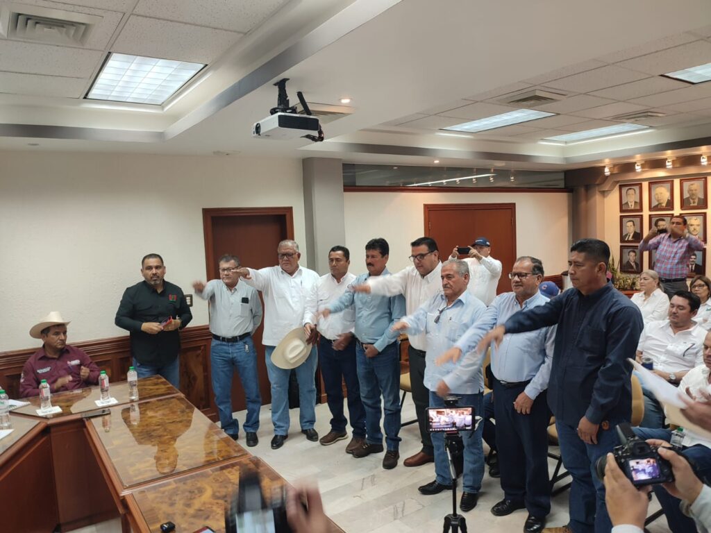 Teodoro López Menchaca rinde protesta como el nuevo consejo directivo de la Junta Local de Sanidad Vegetal
