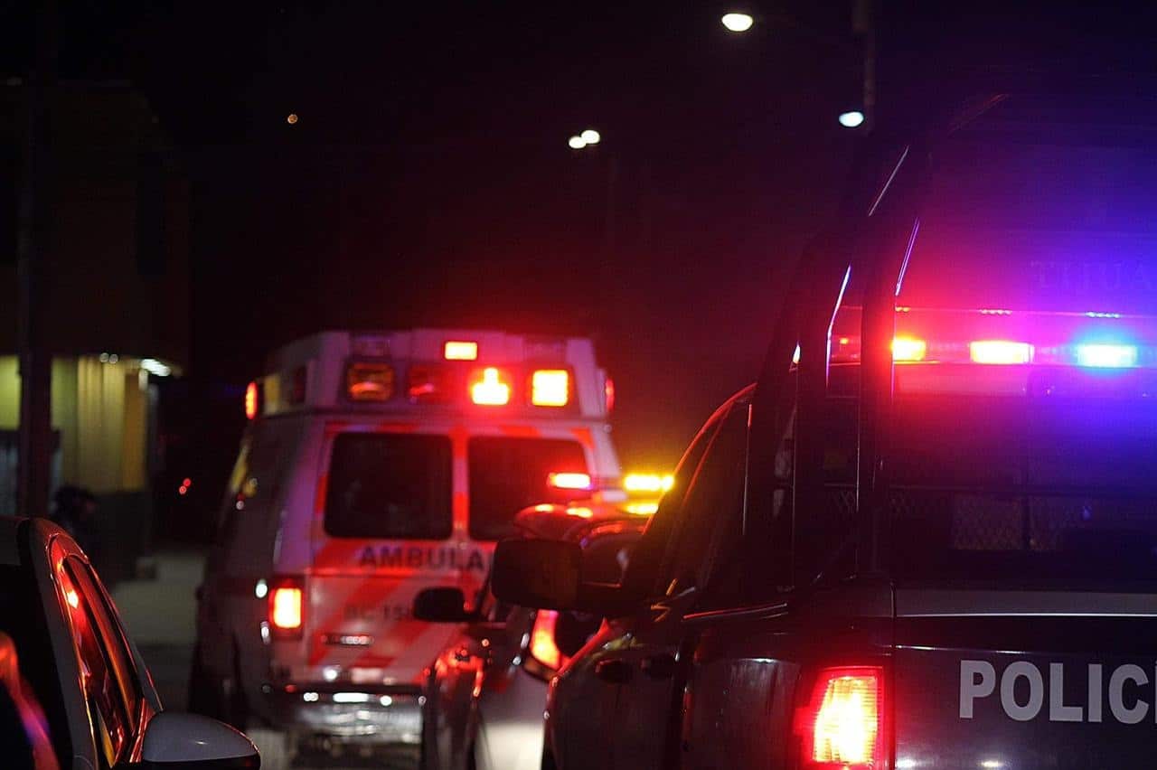 Ambulancia y patrulla de policía municipal