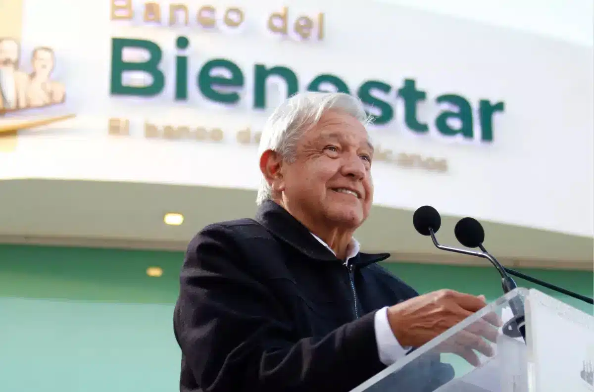 Andrés Manuel López sonriendo