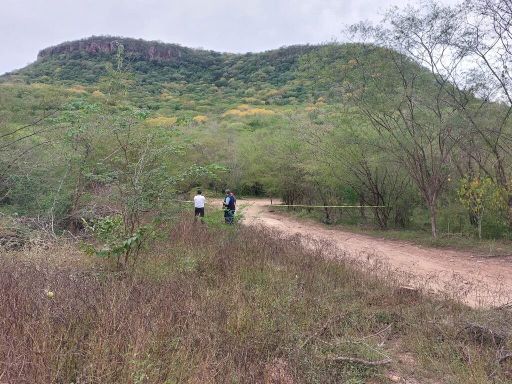 Personas en zona donde se localizó cadáver