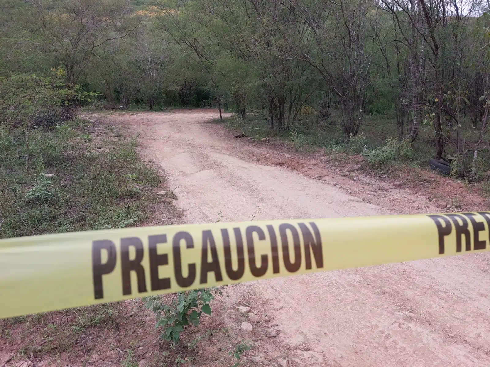 Cinta amarilla asegurando área