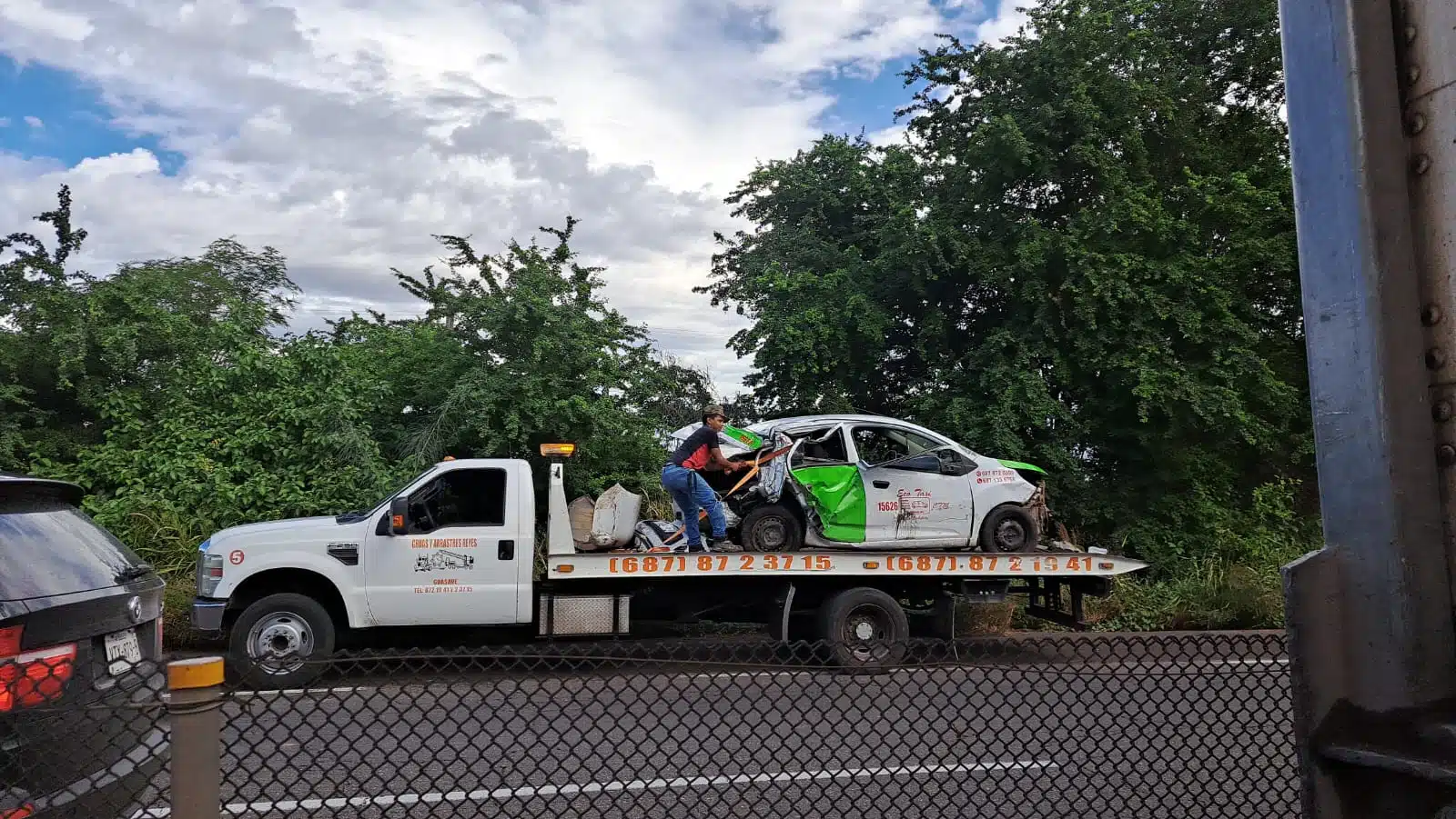 Taxi siendo levantado por una grúa