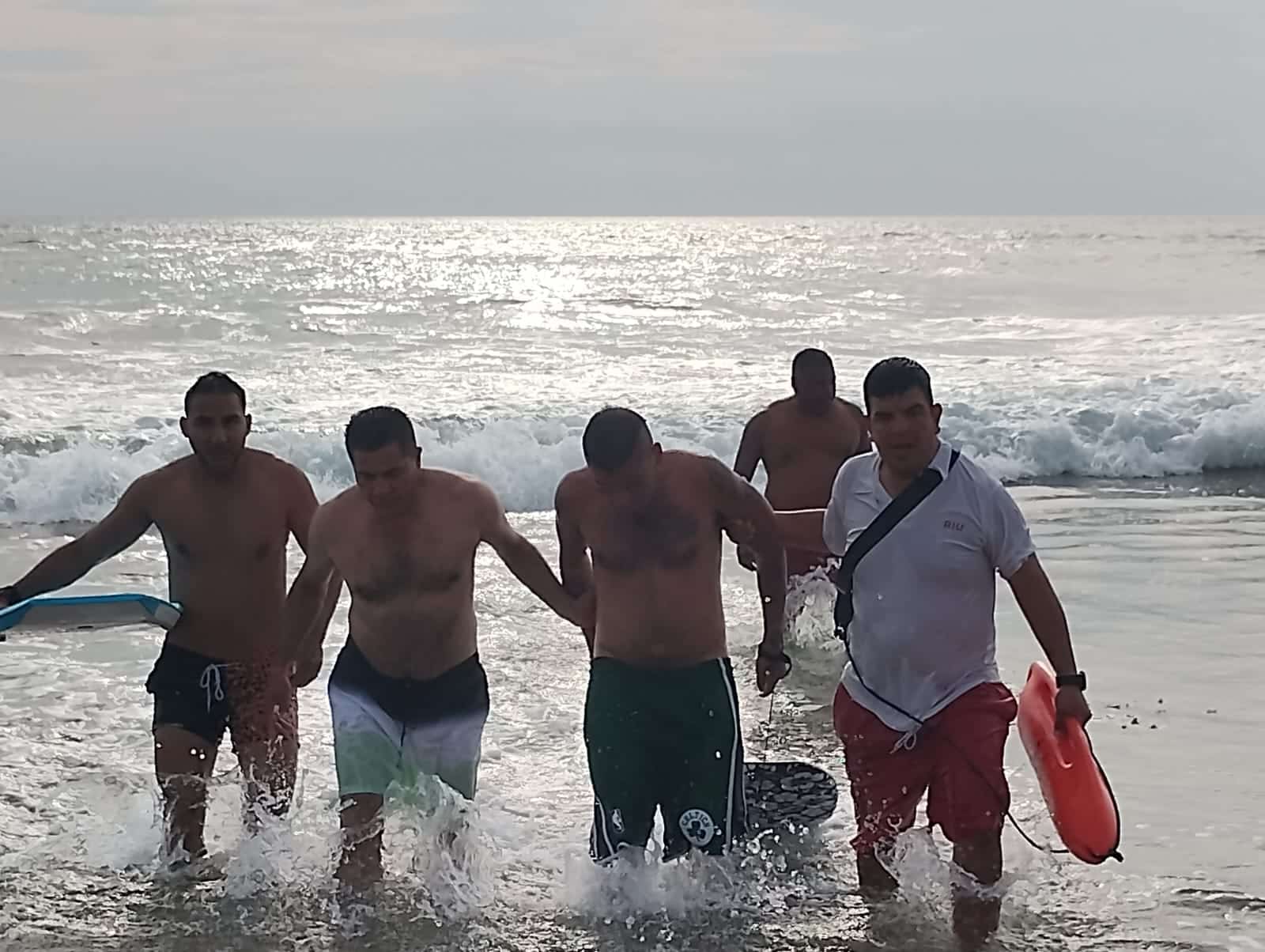 Policía Acuática rescatando a persona del mar