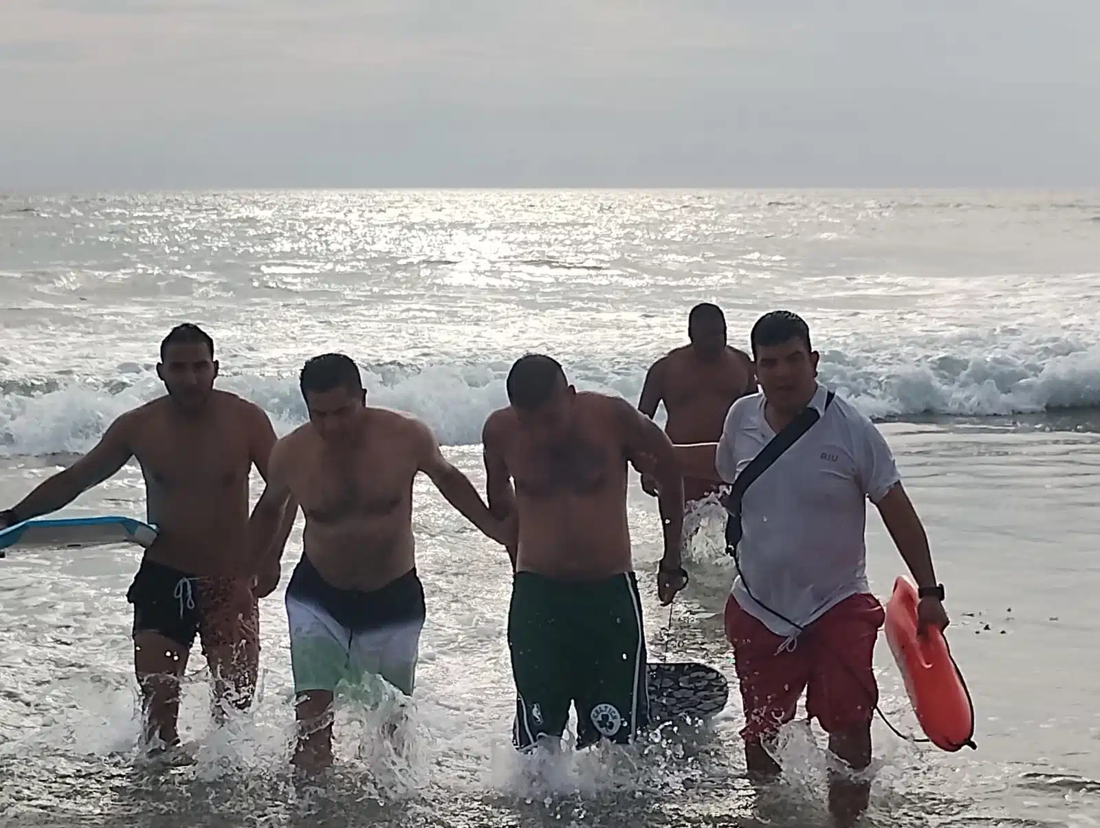 Policía Acuática rescatando a persona del mar