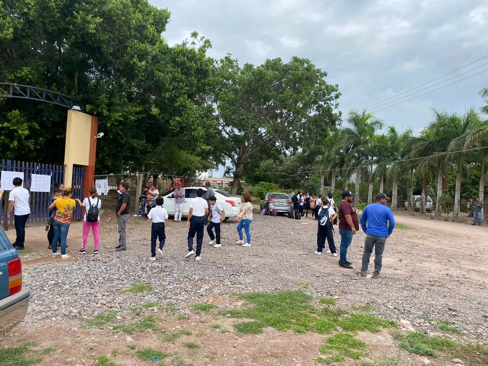 Manifestación en la Escuela Secundaria Melquiades Camacho Encines, ubicada en la sindicatura de Gato de Lara