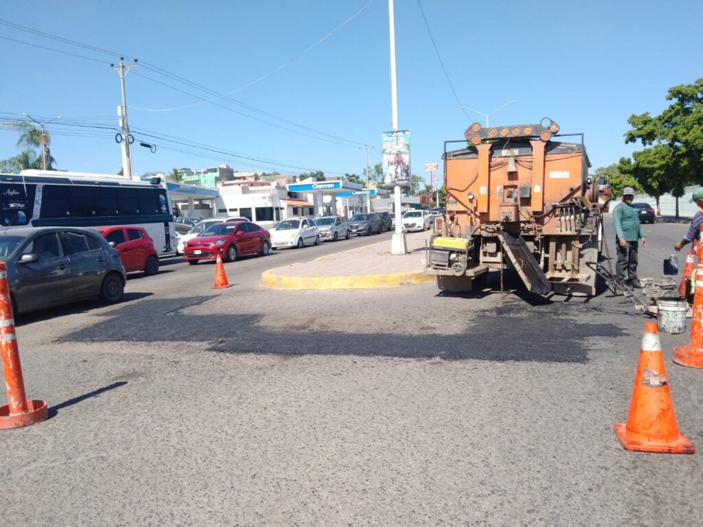 trabajador tapando bache