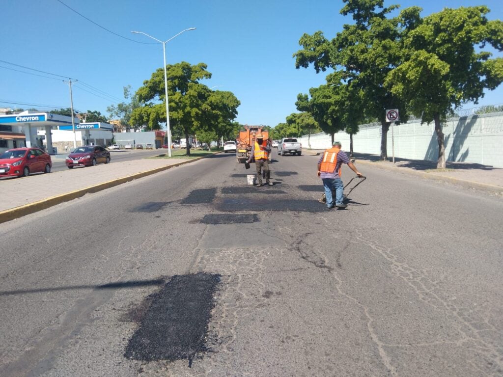 trabajador tapando bache