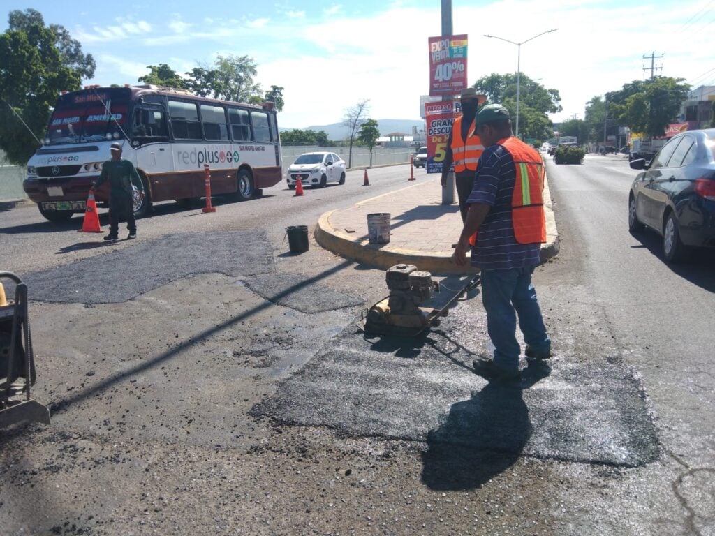 trabajador tapando bache