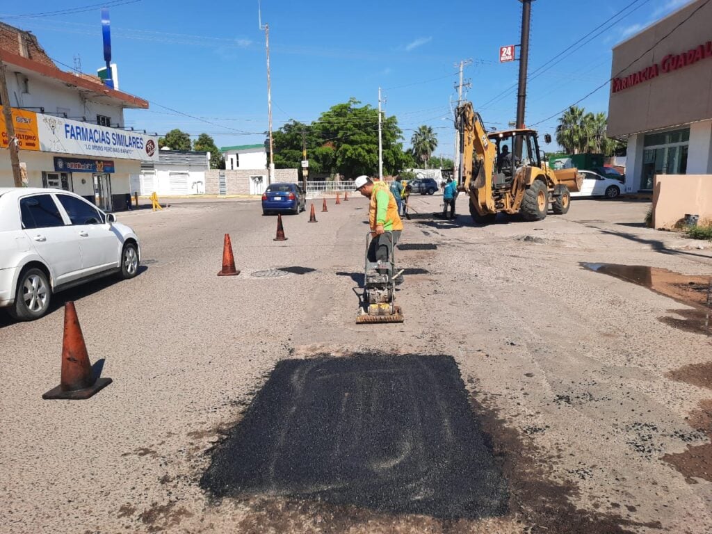 trabajador tapando bache