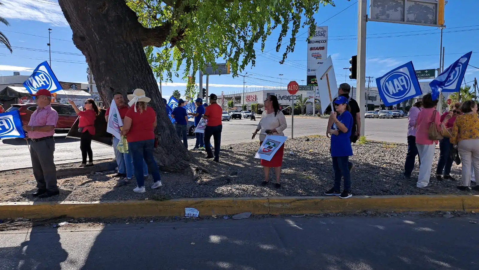 Militantes y simpatizantes pegando calcomanías en Los Mochis por precampaña de Xóchitl Gálvez
