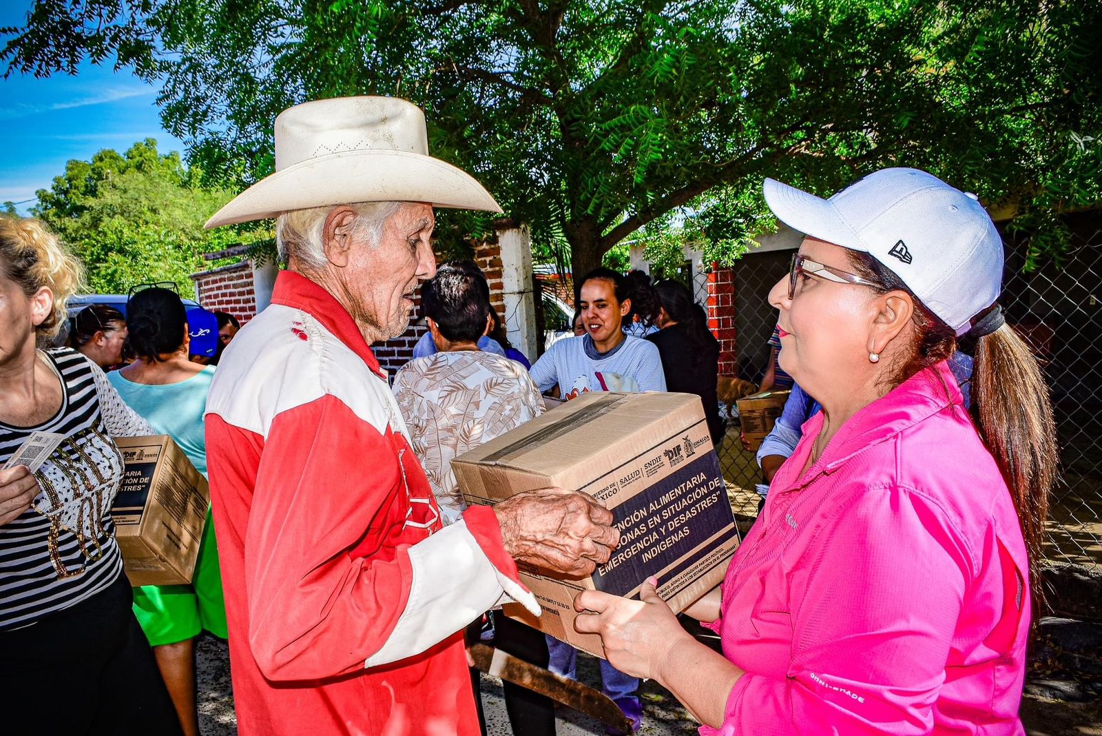 Entrega de apoyos invernales en las comunidades de Choix y Badiraguato