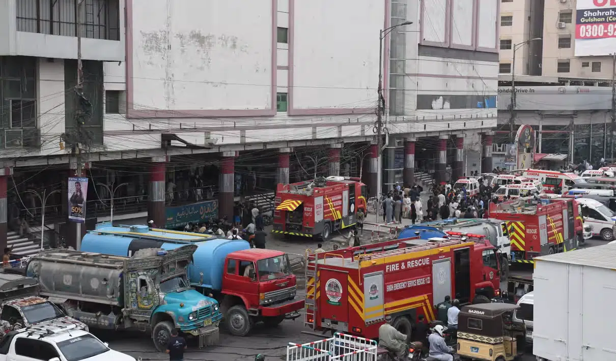 Servicios de bomberos y rescate en centro comercial de Karachi
