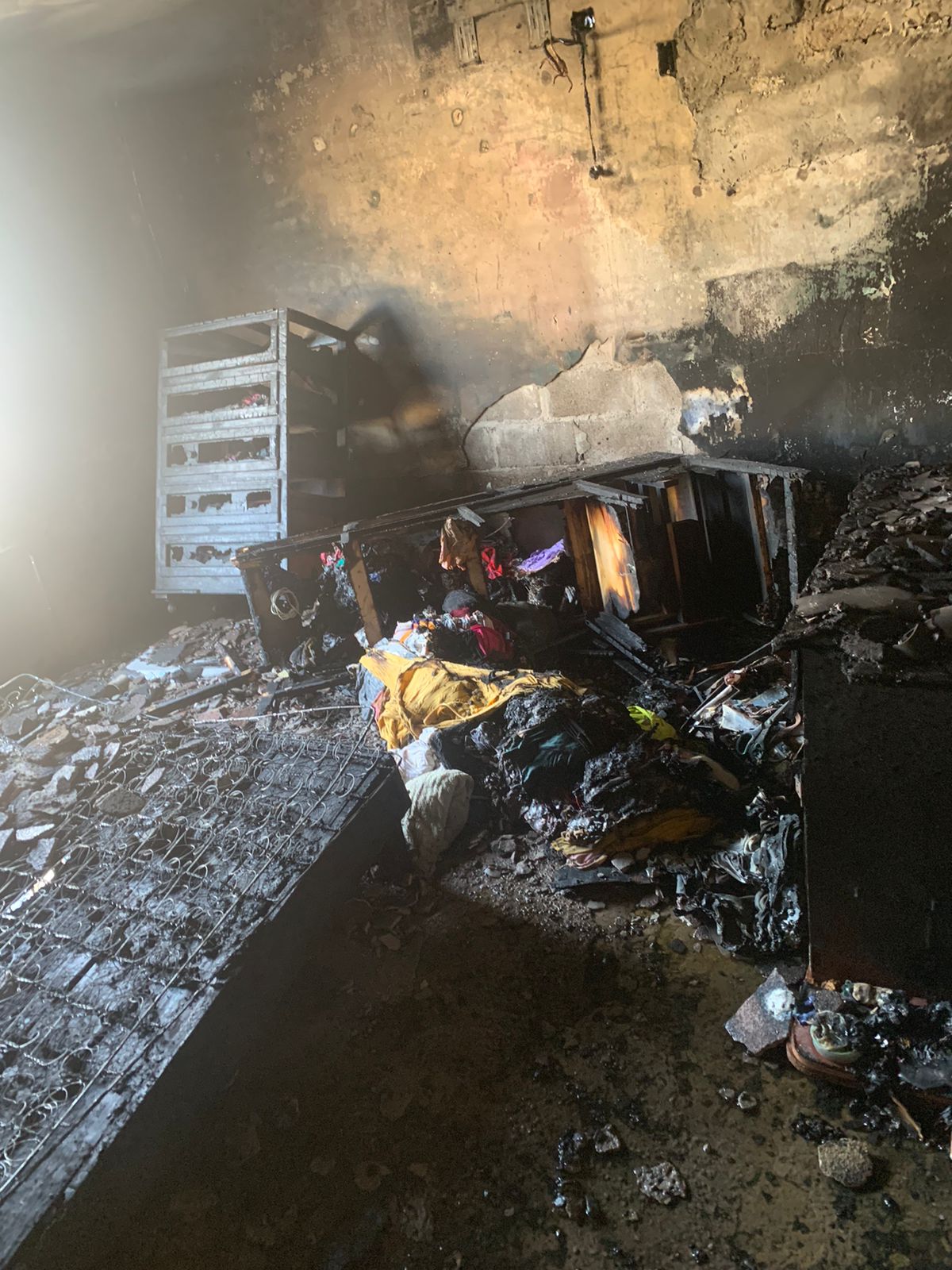 Fuego sofocado al interior de la vivienda