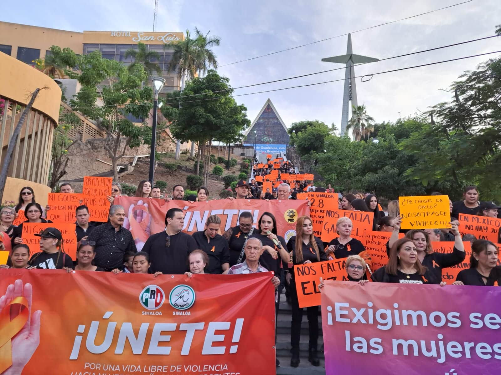 Mujeres reunidas en la Lomita por los 16 días de activismo contra la violencia de género
