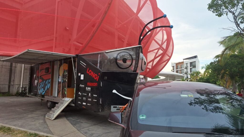 Instalación del remolque "Mariposa Solar" a las afueras del estadio Teodoro Mariscal