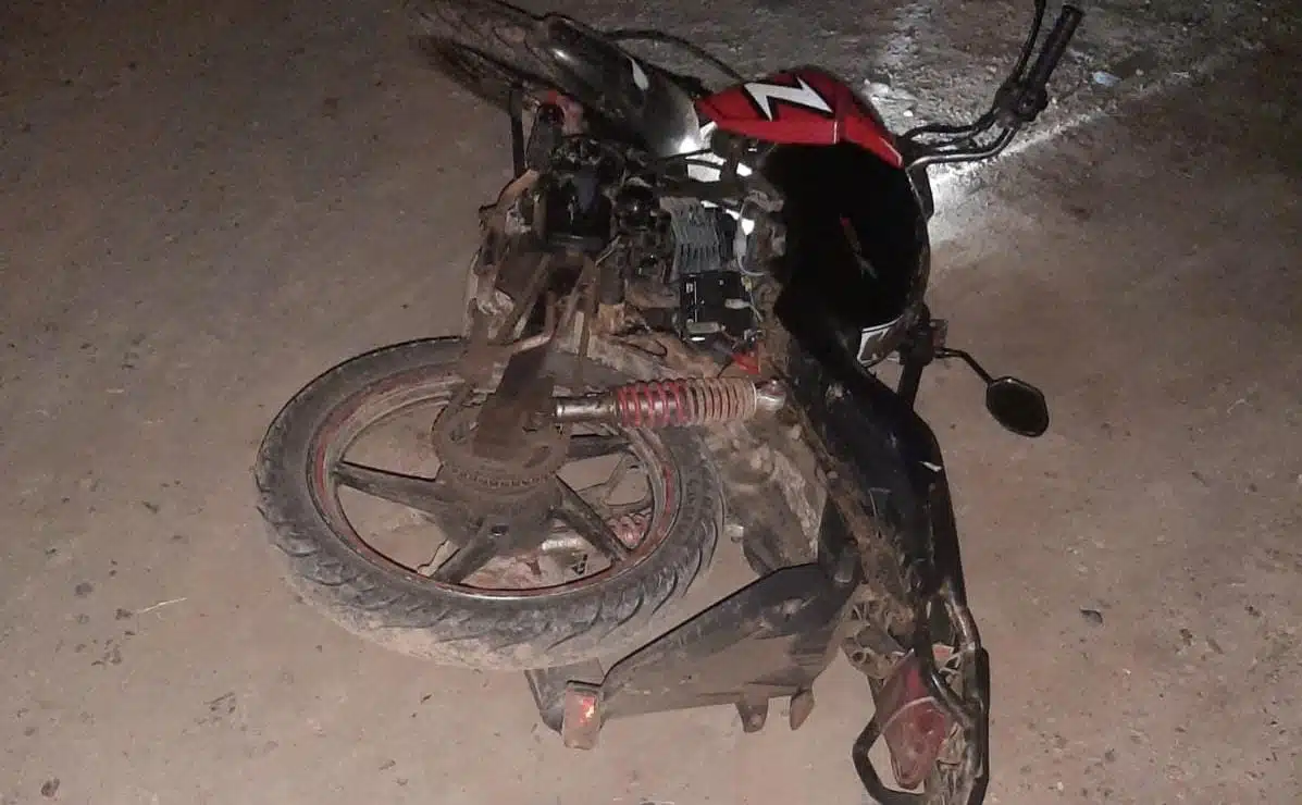 El motociclista perdió la vida tras impactarse contra un tractor.