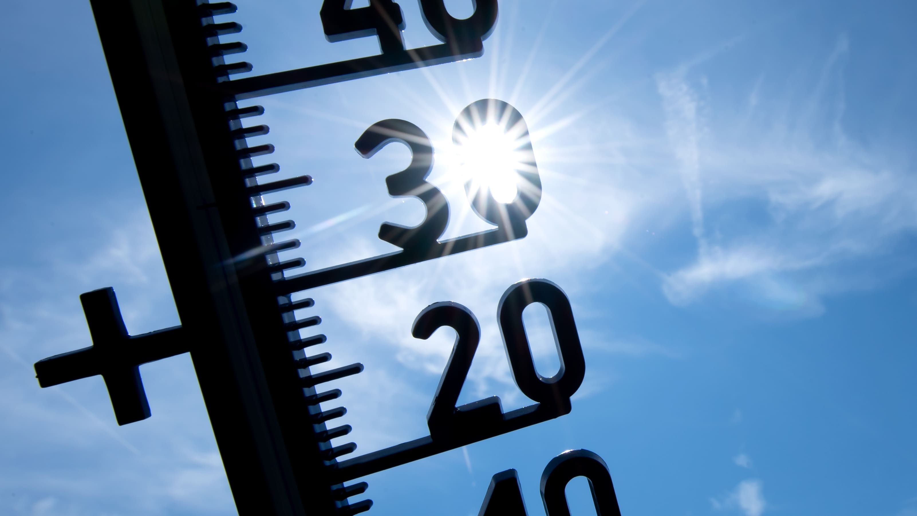 Grados en la temperatura, de fondo cielo soleado
